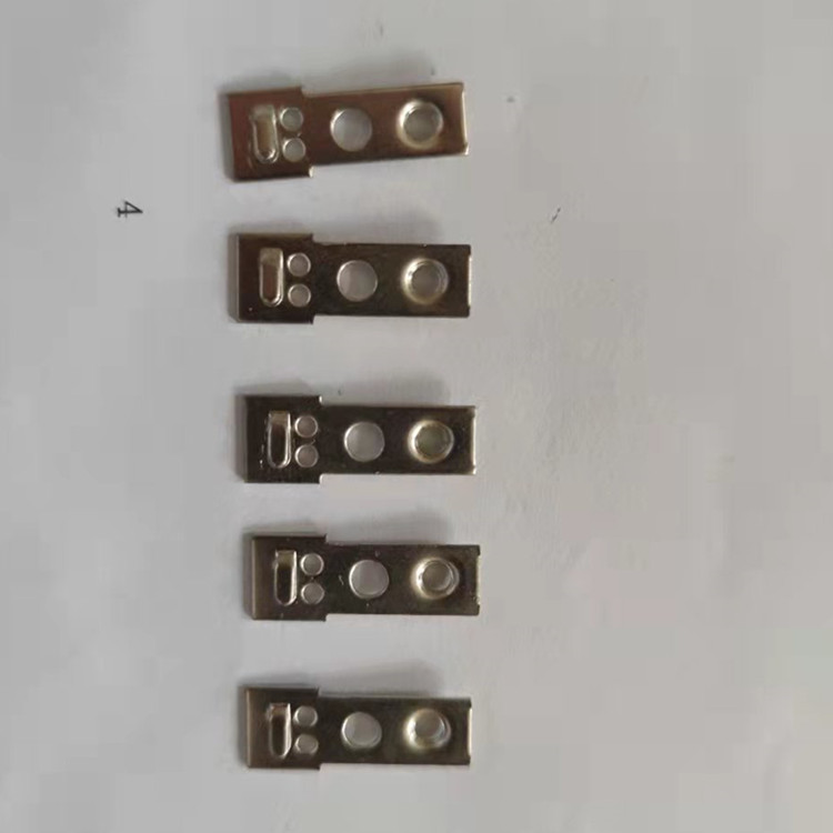 五金沖壓件廠里普通沖孔?？蓻_裁的小孔徑 